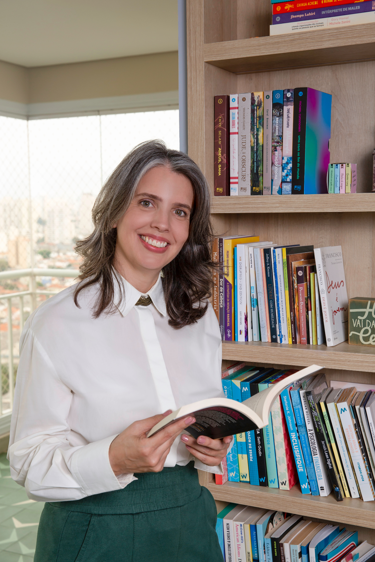 Juliana Navarro em seu espaço de leitura